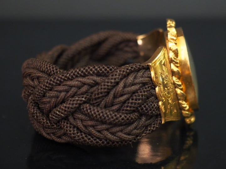 Bracelet manchette XIXème en or jaune et cheveux tressés, à décor en s