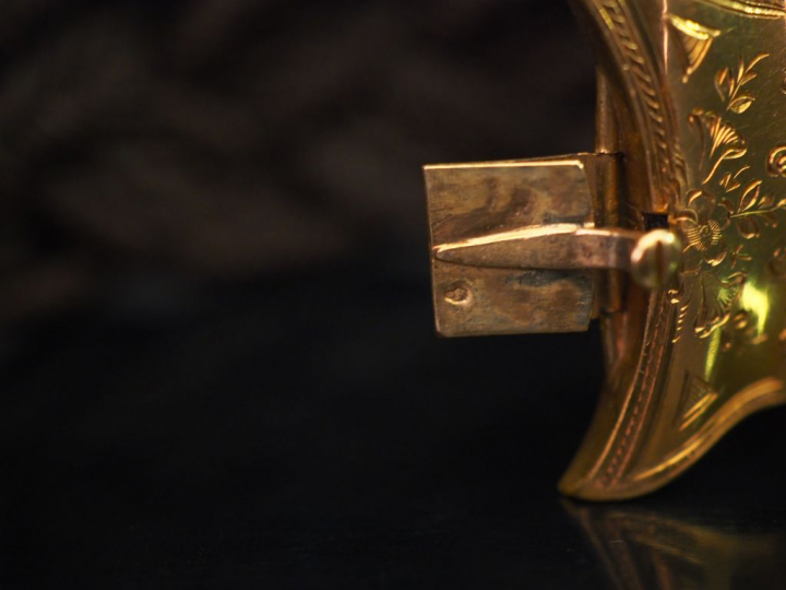Bracelet manchette XIXème en or jaune et cheveux tressés, à décor en s