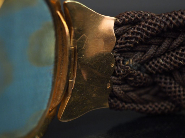 Bracelet manchette XIXème en or jaune et cheveux tressés, à décor en s