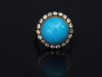 Vente aux enchères Bague en or jaune, sertie en son centre d'un turquoise en cabochon ent
