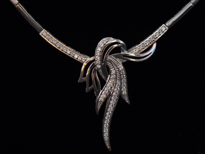 NEGIN GOLD   JEWELLER Parure en or blanc et diamants. Comprenant :  - 