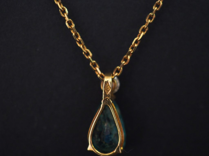 Pendentif et sa chaine en or jaune, maille forçat.  Le pendentif serti