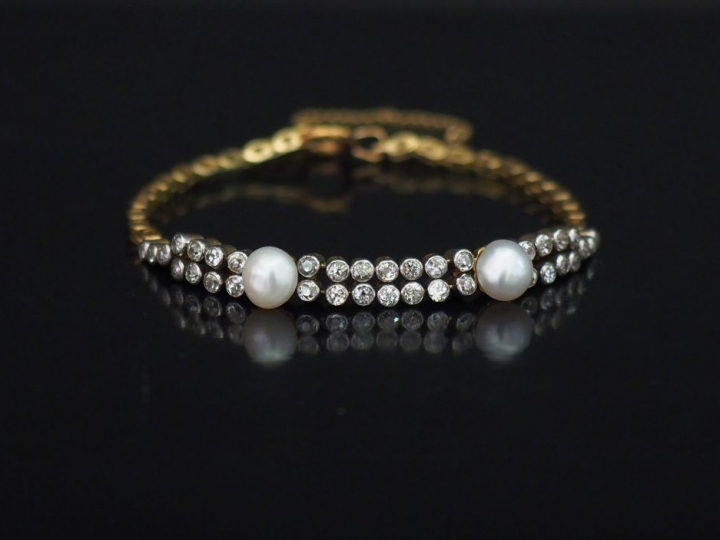 Bracelet articulé en or jaune, serti de trente-six diamants taillés en