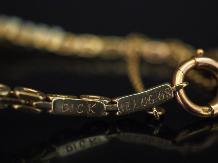 Bracelet articulé en or jaune, serti de trente-six diamants taillés en