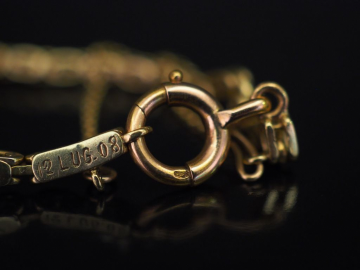 Bracelet articulé en or jaune, serti de trente-six diamants taillés en