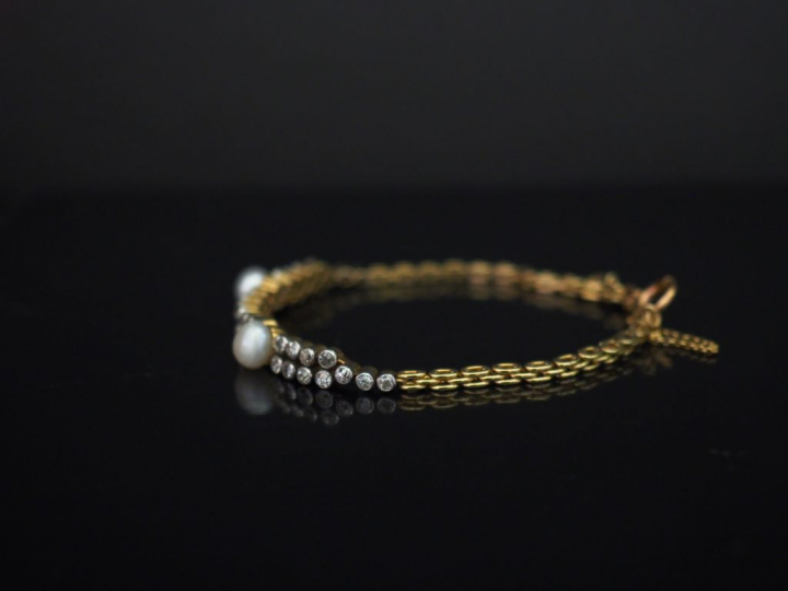 Bracelet articulé en or jaune, serti de trente-six diamants taillés en