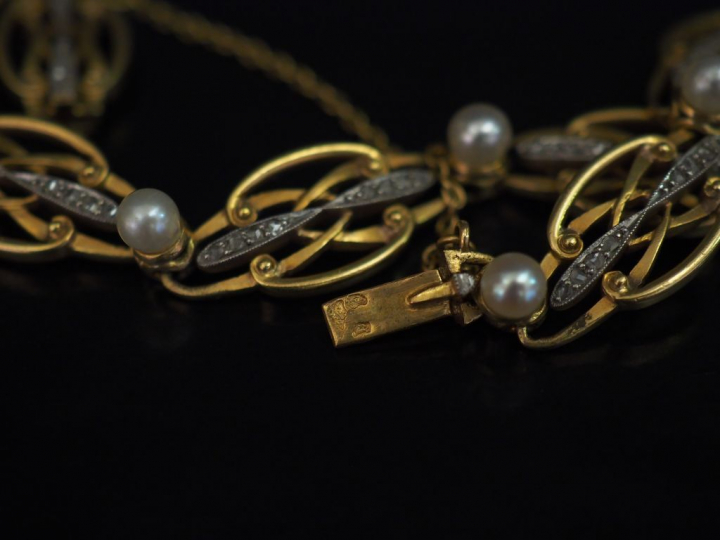Bracelet articulé en or jaune, composé de maillons polylobés, ajourés,