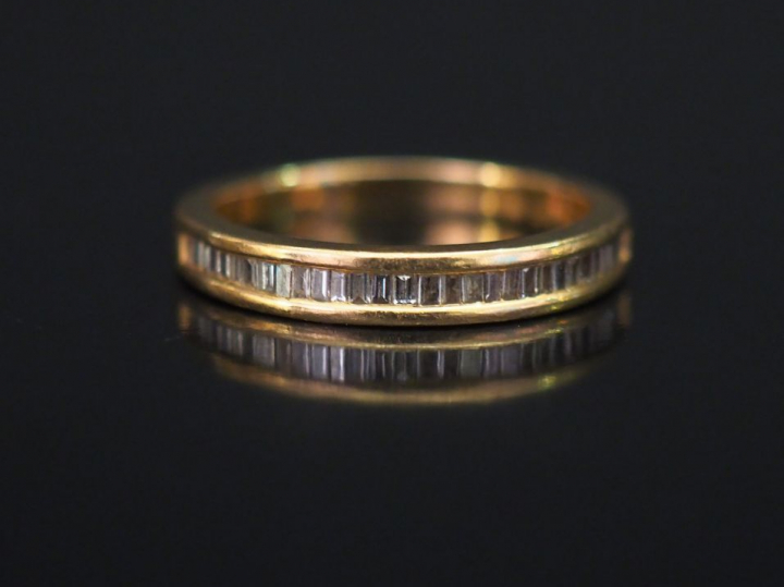 Demi alliance en or jaune, sertie de diamants baguette.  TDD.  Poids t