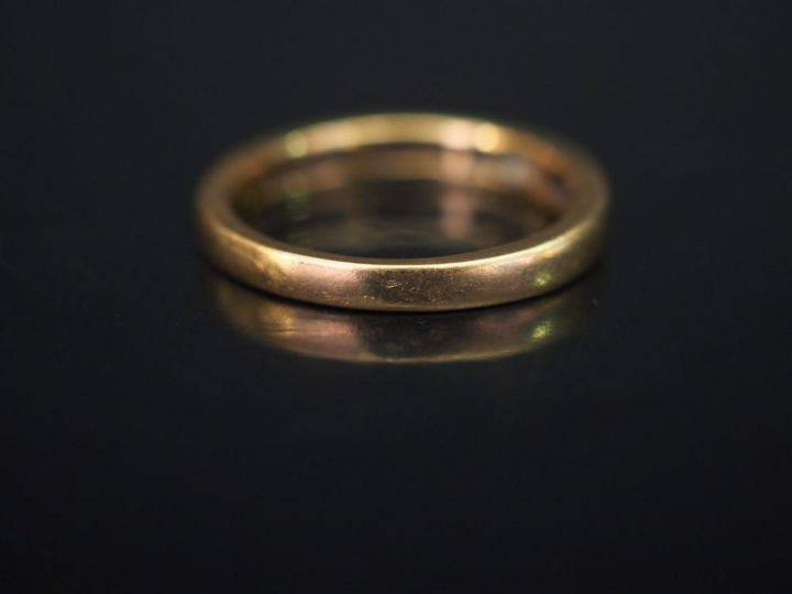 Demi alliance en or jaune, sertie de diamants baguette.  TDD.  Poids t