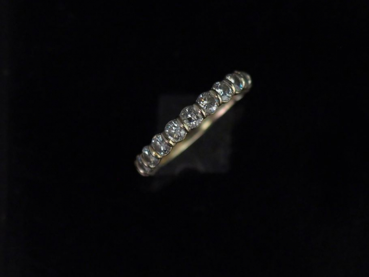 Demi alliance américaine en or blanc, sertie de treize diamants.  Poid