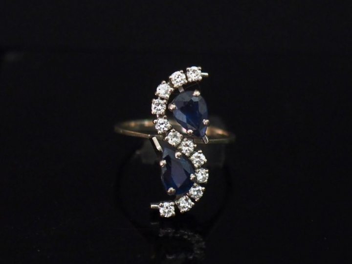 Bague de forme stylisée en or blanc, sertie de deux saphirs poire et d