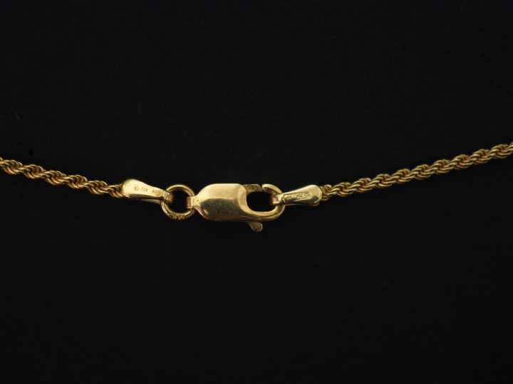 	Collier en or jaune, maille torsadé, à décor en son centre d’un motif