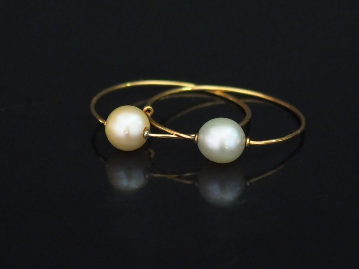 Paire de créoles en or jaune, agrémentées d'une perle. Diam. 2,7 cm  P