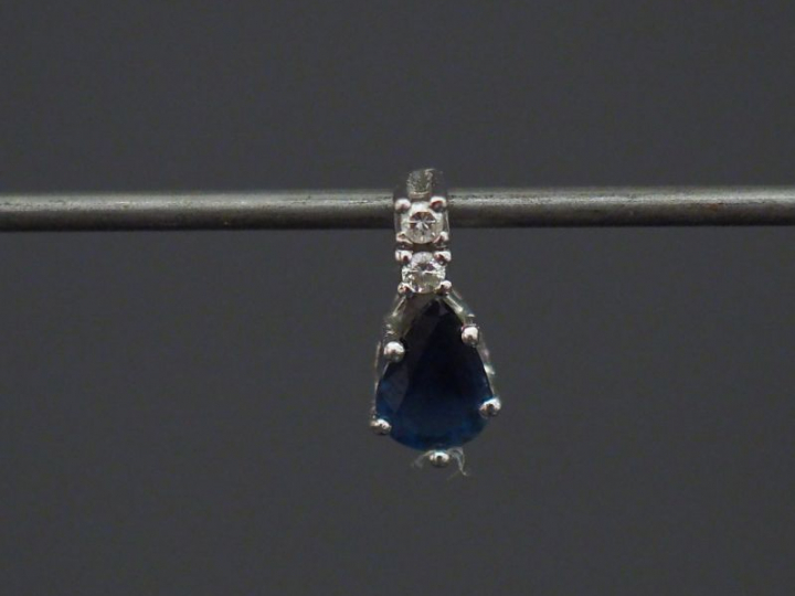 Pendentif en or blanc, serti d'un saphir en forme de goutte, surmonté 