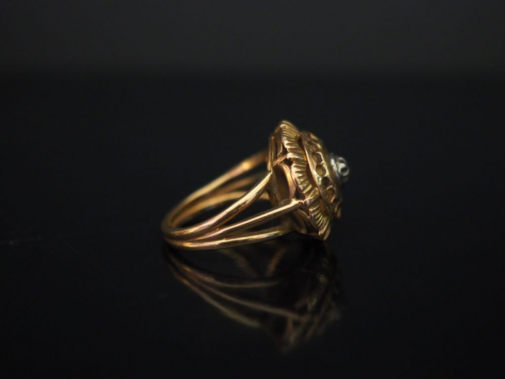Bague dôme en forme de fleur en or jaune, sertie en son centre d’un pe