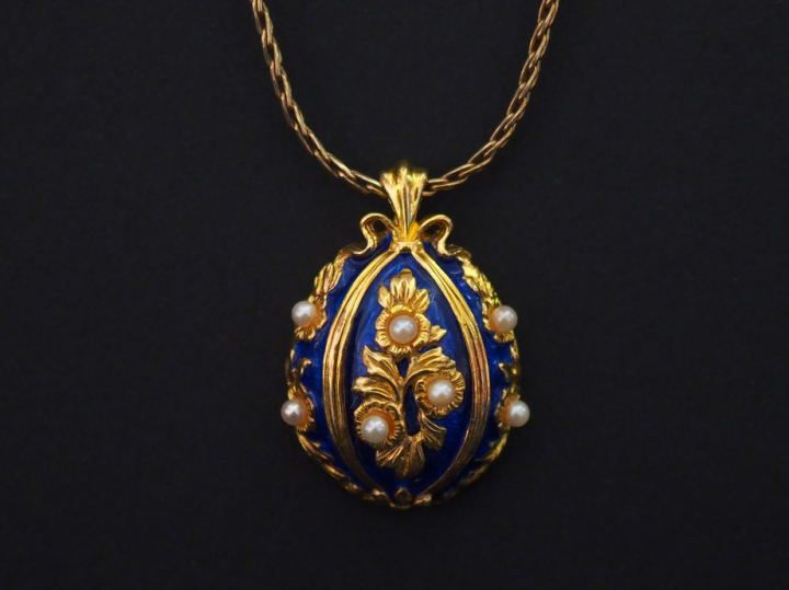 MAISON FABERGE Montre "L'œuf Impérial aux Sept Perles" en argent massi
