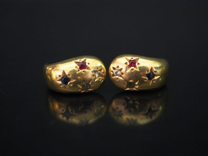 	Paire de perces oreilles en or jaune, serties de trois pierres de cou