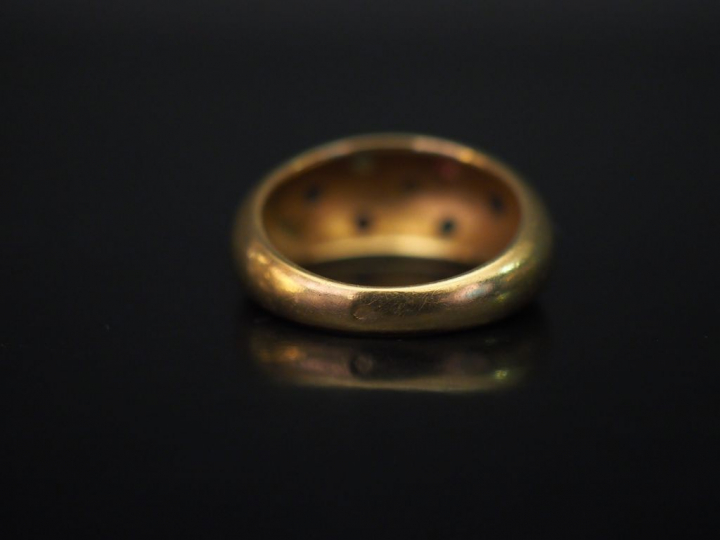 	Bague jonc en or jaune, sertie de six pierres de couleur et d’un peti