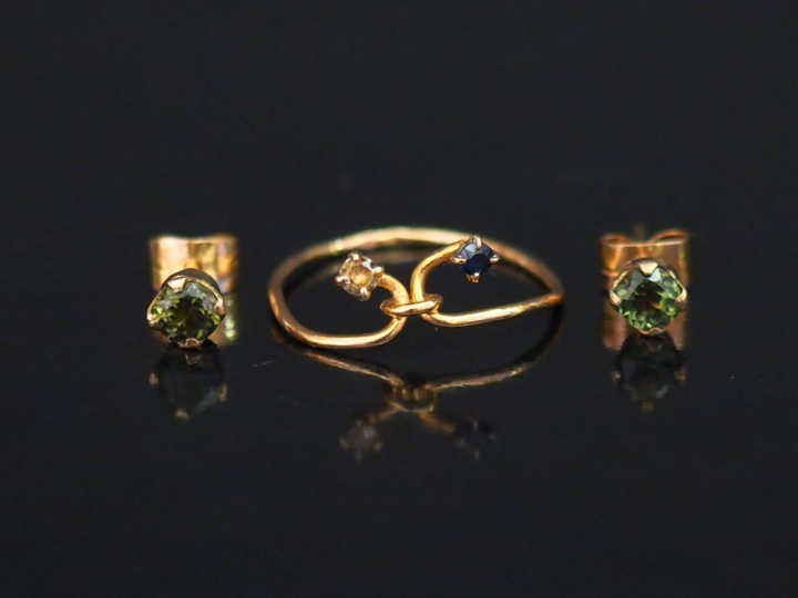 Ensemble comprenant :  - une paire de puces d'oreilles en or jaune, se