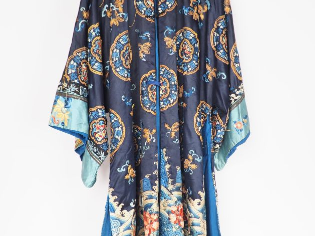Robe chinoise en soie, lin brodé et fils d'or, à décor en médaillon de