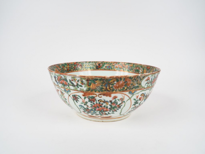 Coupe en porcelaine famille rose, à décor de compositions florales et 