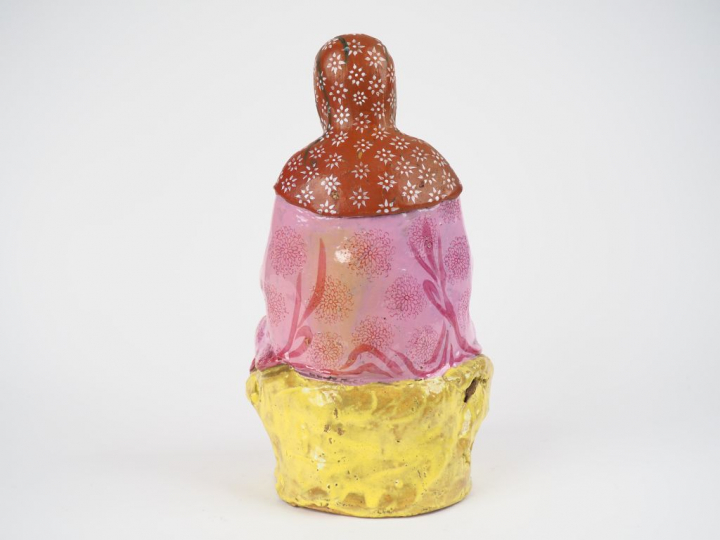 Statutette en terre cuite laquée rose représenant une Guanyin assise e