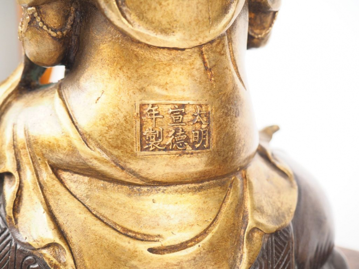 Deux statuettes en bronze représentant des divinités bouddhiques sur u