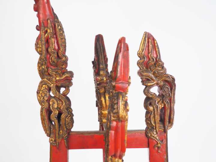 Piétement en bois laqué rouge rehaussé d'or, à décor de dragons.  Chin