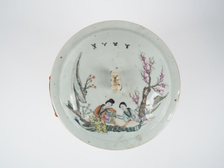 Bouillon couvert en porcelaine, à décor de calligraphie et de motifs v