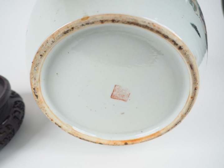 Bouillon couvert en porcelaine, à décor de calligraphie et de motifs v
