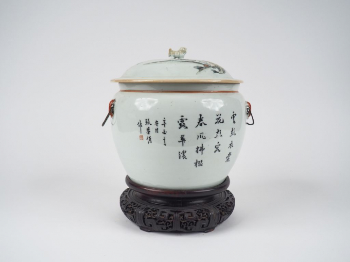 Bouillon couvert en porcelaine, à décor de calligraphie et de motifs v