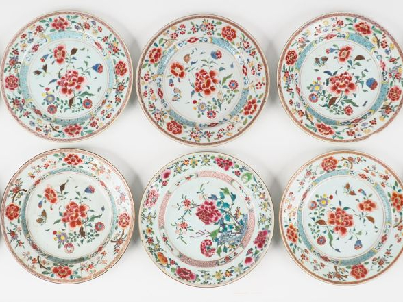 Neuf assiettes en porcelaine et émaux de la famille rose au modèle, à 