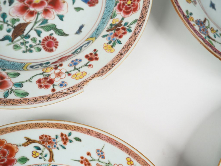 Neuf assiettes en porcelaine et émaux de la famille rose au modèle, à 