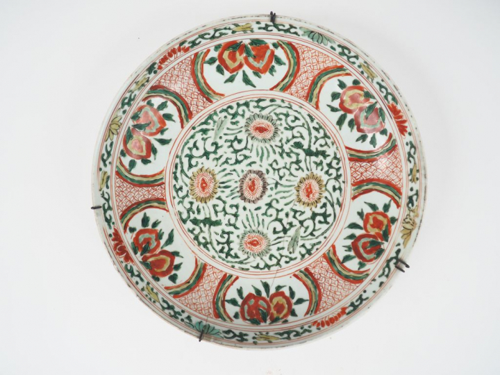Plat en porcelaine famille verte Chine XVIIIème  Diam. 35,5 cm  (accid
