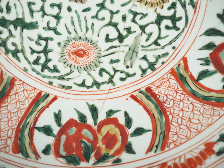 Plat en porcelaine famille verte Chine XVIIIème  Diam. 35,5 cm  (accid