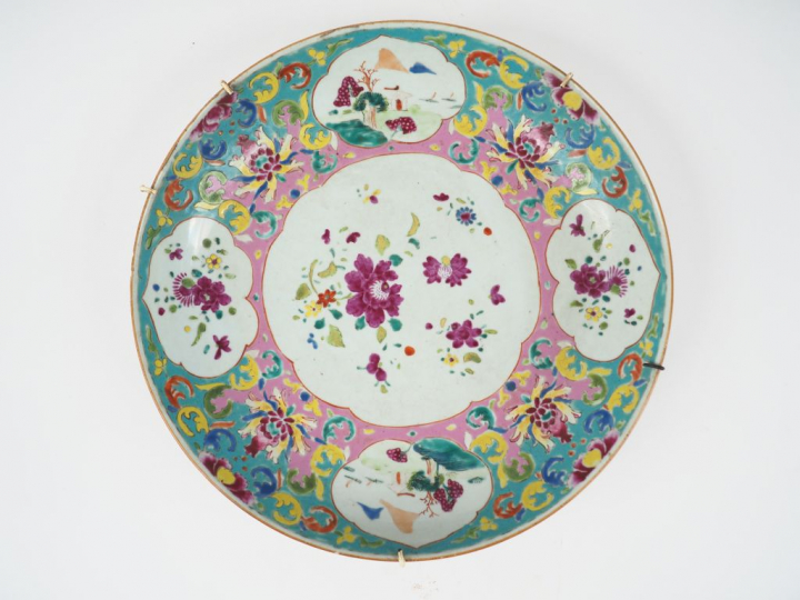 Plat en porcelaine famille rose, décor floral Chine XVIIème  Diam. 35 