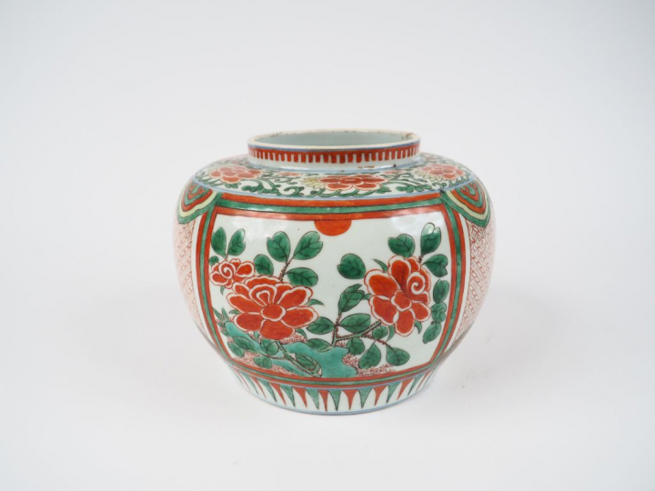 Petit pot à gingembre en porcelaine de la famille verte.  H. 15,5 cm