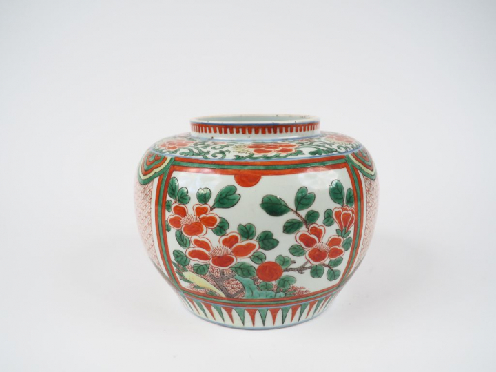 Petit pot à gingembre en porcelaine de la famille verte.  H. 15,5 cm