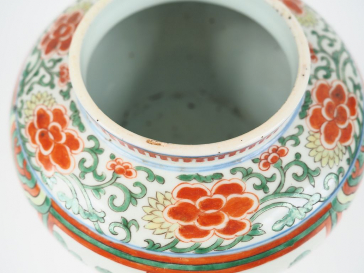 Petit pot à gingembre en porcelaine de la famille verte.  H. 15,5 cm