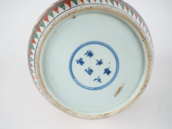 Petit pot à gingembre en porcelaine de la famille verte.  H. 15,5 cm
