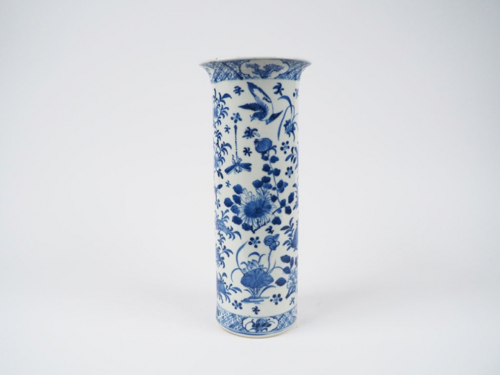 Vase cornet en porcelaine bleu blanc.  Chine XIXème H. 31 cm