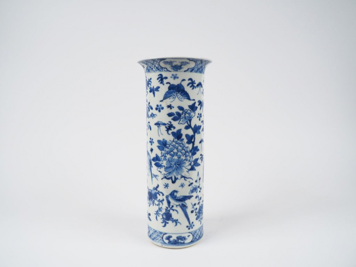 Vase cornet en porcelaine bleu blanc.  Chine XIXème H. 31 cm