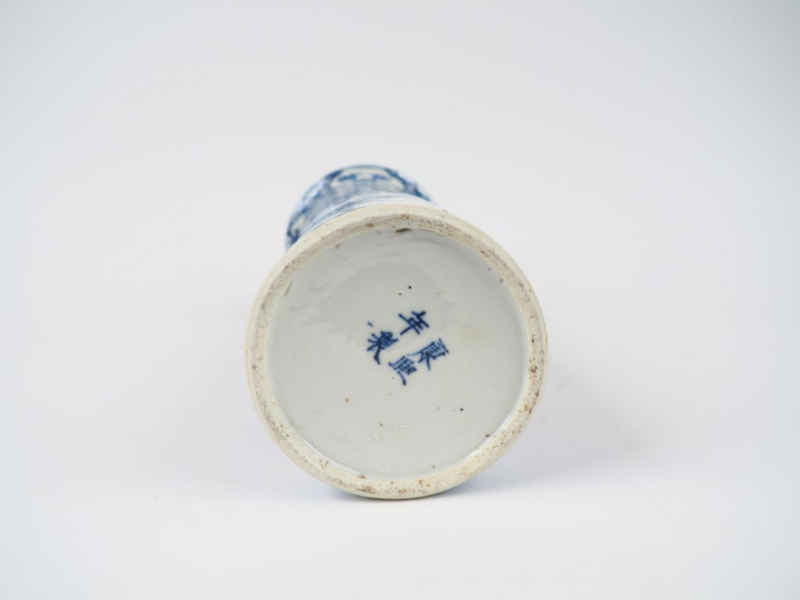 Vase cornet en porcelaine bleu blanc.  Chine XIXème H. 31 cm