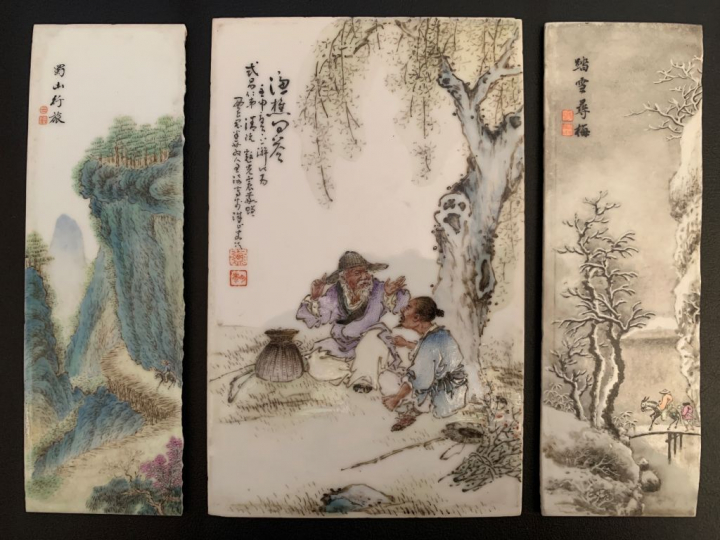 WANG QI (1884-1937) . Trois petites plaques en porcelaine et émaux en 