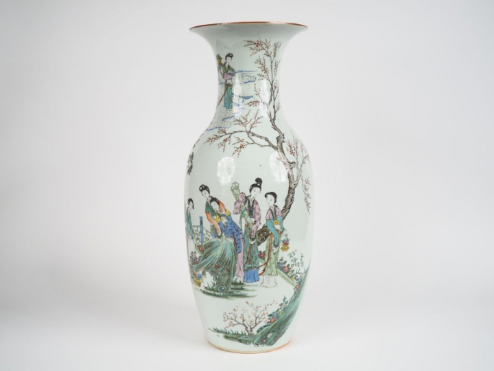 Grand vase balustre en porcelaine et émaux style famille rose à décor 