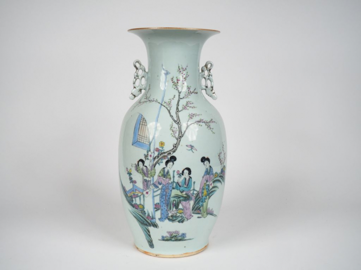 Vase de forme balustre en porcelaine de Chine à décor de jeune femme s
