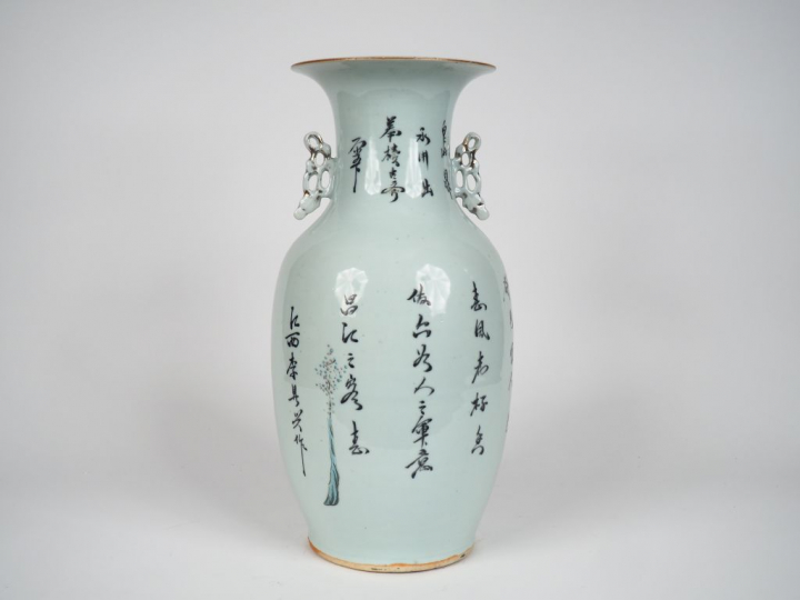 Vase de forme balustre en porcelaine de Chine à décor de jeune femme s