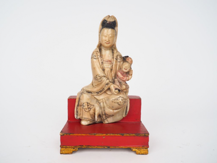 Chine, fin XVIIIe siècle Statuette en stéatite avec traces de polychro