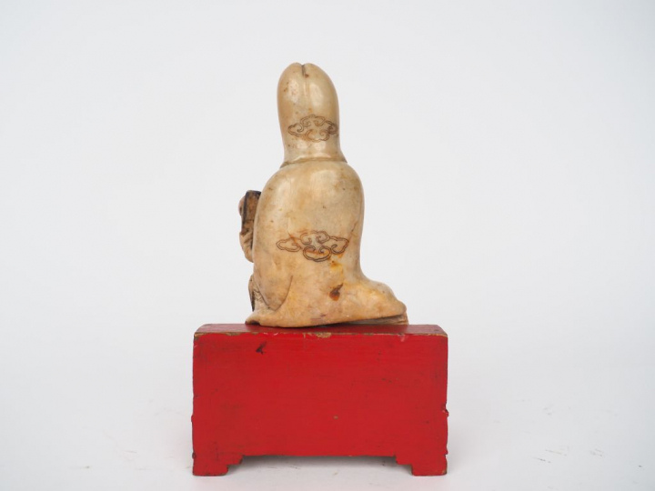 Chine, fin XVIIIe siècle Statuette en stéatite avec traces de polychro