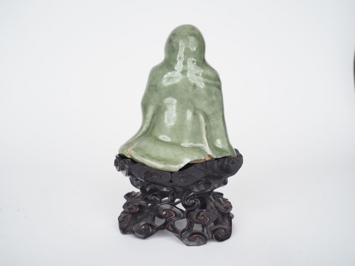 Chine, période Ming Sculpture en grès émaillé céladon, représentant un